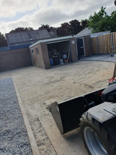 Tuin leeggehaald en opnieuw bestraat in Geldermalsen